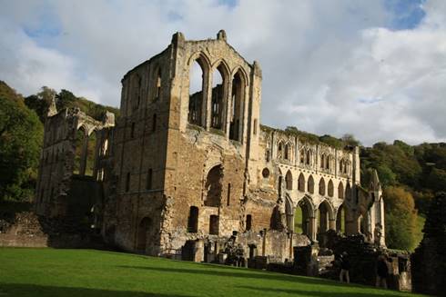 A stone building with arches

Description automatically generated