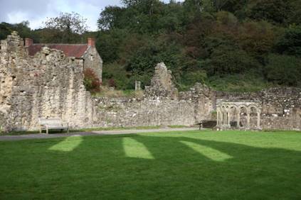 A stone wall with a green lawn

Description automatically generated with medium confidence