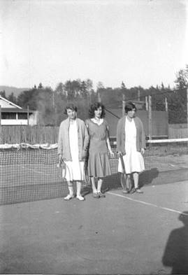 A group of women standing on a tennis court

Description automatically generated