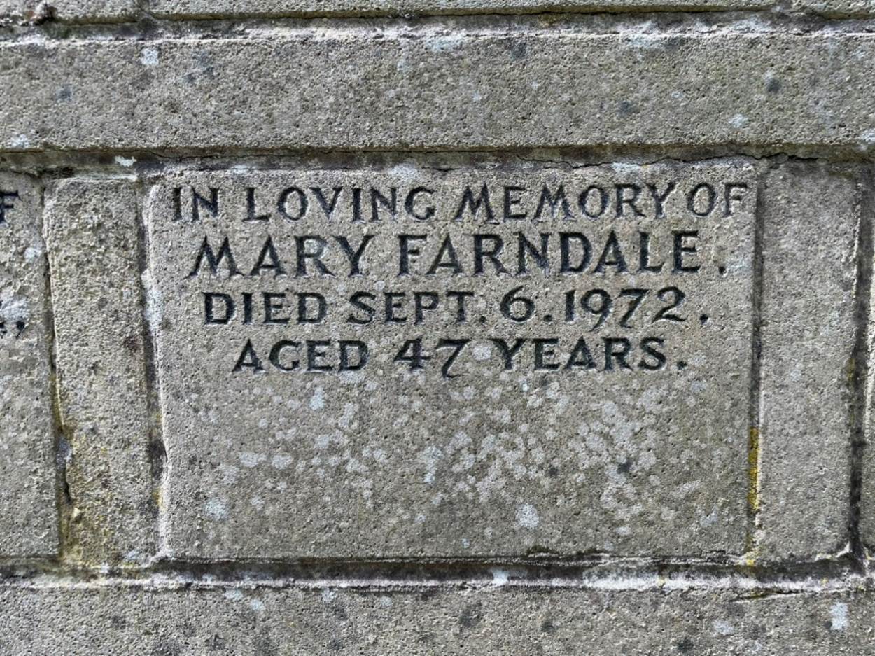 Larger memorial image loading...
