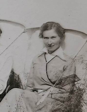 A group of women sitting in a field

Description automatically generated