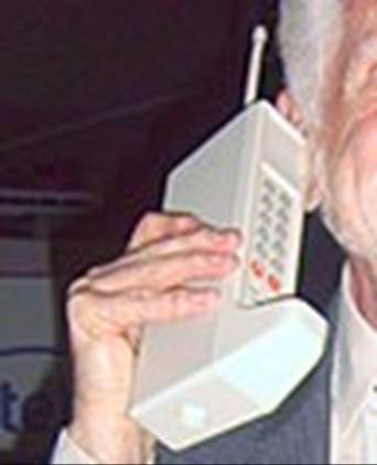 A person holding a phone
Description automatically generated
