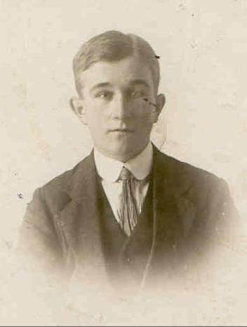 A person in a suit and tie

Description automatically generated