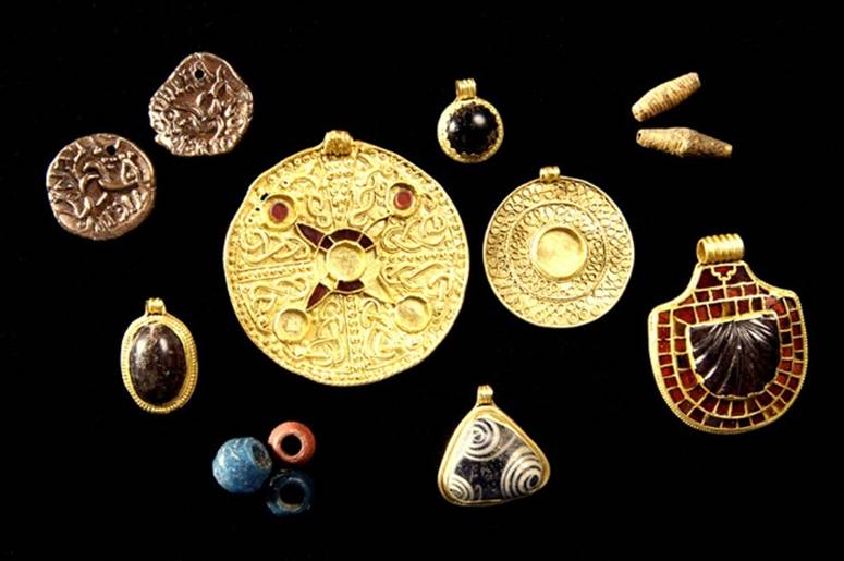 A collection of gold jewelry

Description automatically generated